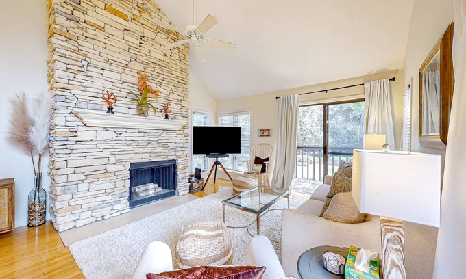 Kiawah Island Villa | Bright, beautiful home with screened-in porch, wood flooring, & AC - dogs ok