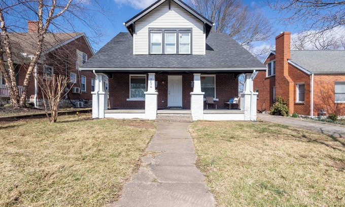 Lexington Apartment | Bright & Beautifully Renovated Duplex Unit A !- 7 Minutes to Downtown