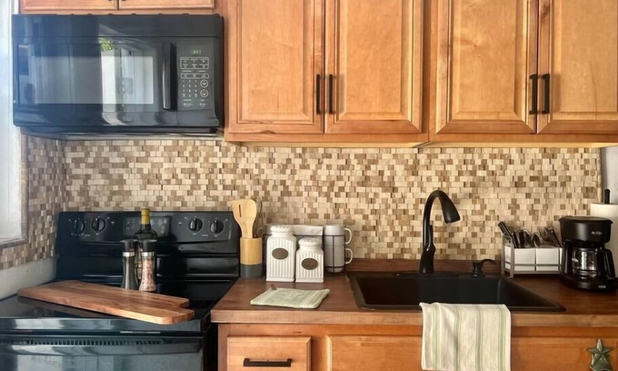 Lauderdale Beach House | Bright Bungalow. 2 min walk 2 Beach. Sleeps four