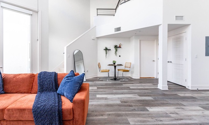 Glendale Apartment | Bright & Cental 2-Story Loft