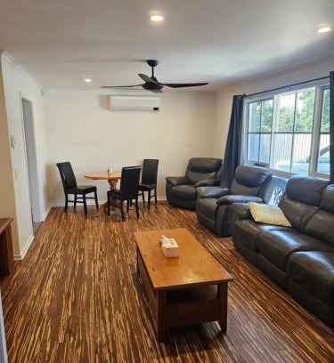 Frankston House | Bright, central and private home in Frankston