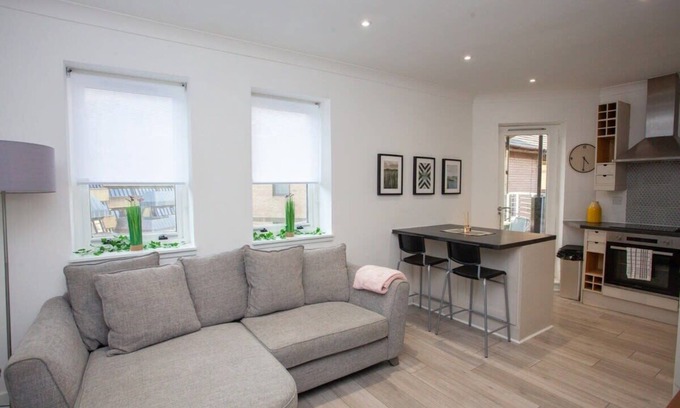 City Centre Glasgow Apartment | Bright Central Flat with Balcony and Free Parking!