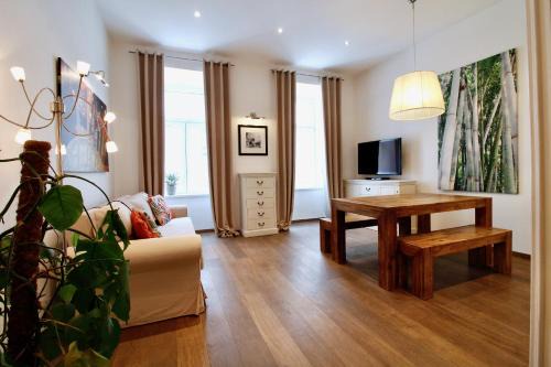 Neubau Apartment | Bright & Chic Downtown Hideaway