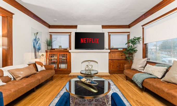 Eastside House | Bright Coastal Escape 4 Bedroom 2 Bath Near CSULB Long Beach Airport and Beach