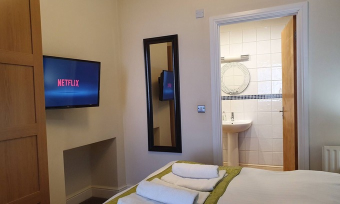 Swindon Apartment | Bright, Cosy 1 bed in Old Town+Fast Wifi+Parking