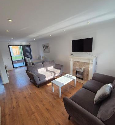 Northampton Apartment | Bright & Cozy 3 Bed House with Parking