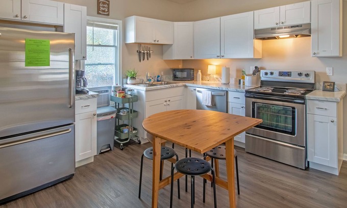 Broadway Condo | Bright, Cozy, Dog Friendly, Shenandoah area!