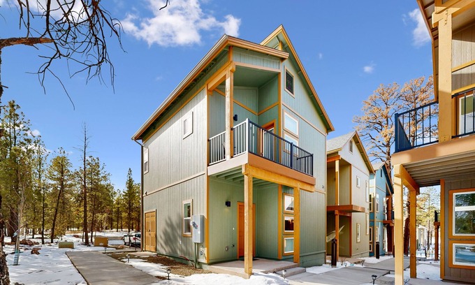 Flagstaff Condo | 🏡, Bright dog-friendly condo with a generous balcony - near skiing & golf