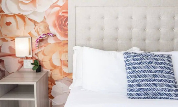 Old Town House | Bright Downtown Apt. Parking/HBO/WiFi. Walk to All