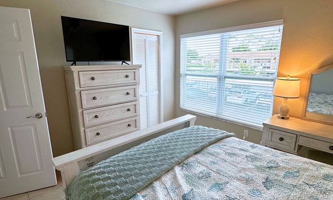 Crown Pointe Condo | Bright end-unit 3BR w/vaulted ceilings near beach