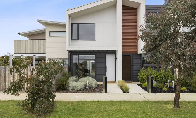 Torquay House | BRIGHT ESCAPE: 2 BR, 1 BA Townhouse in Torquay, Sleeps 4