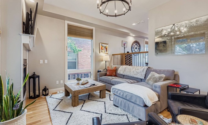 Highland House | Bright LoHi Townhome – Dine, Drink, Explore Denver