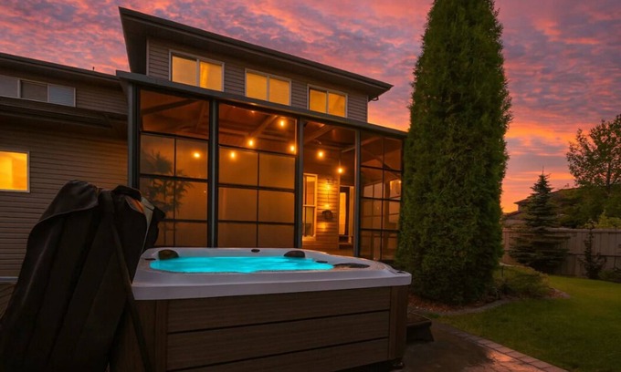 Southwest Edmonton House | Bright Luxury Home-Hot Tub-Sunroom-King Bed-AC