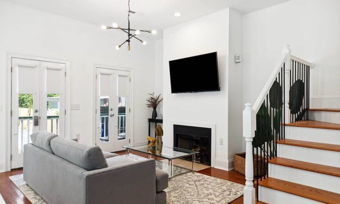 Westside Apartment | Bright & Modern 2 Bedroom Monthly Rental