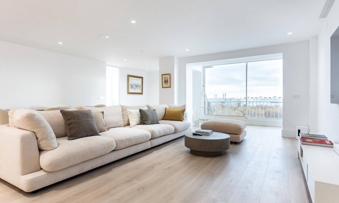 Los Remedios Apartment | Bright, modern and glamourous 3 bedroom with parking