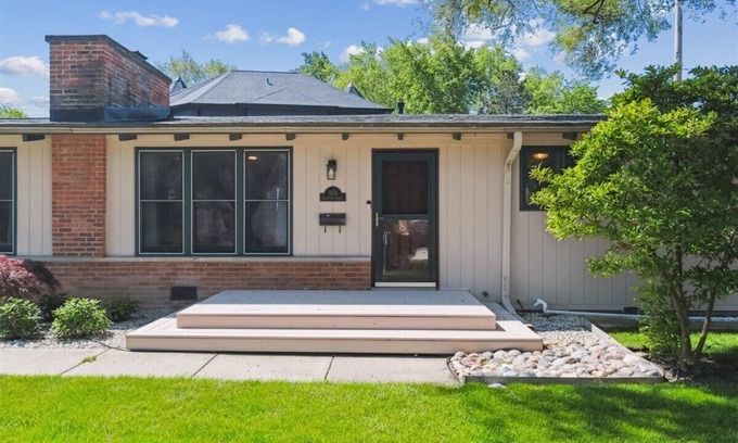 Deerfield House | Bright & Modern Home