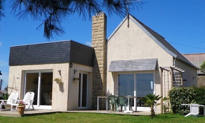 Crozon House | Bright, modern house overlooking the sea and 200m from the beach.