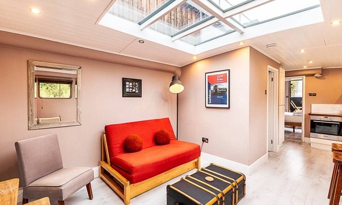 London Borough of Hounslow Boat Rental | Bright & Modern Kew Bridge Houseboat