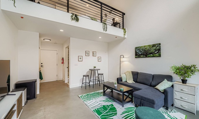 Wallingford Apartment | Bright & Modern Wallingford Loft