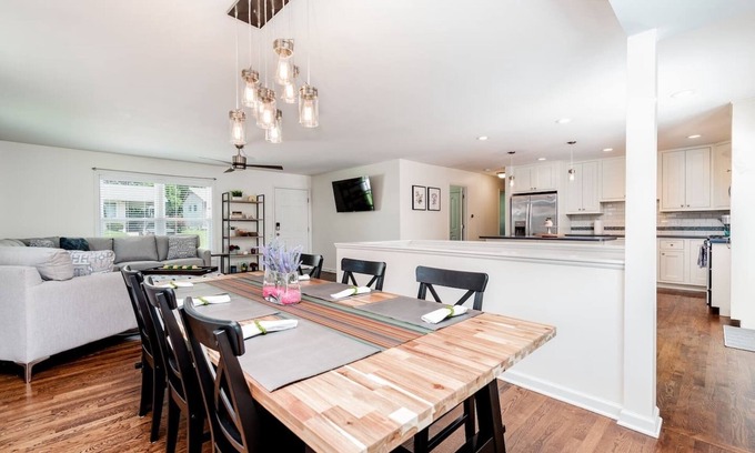 Clayton-Tamm House | Bright & open | family & pets | fenced yard, deck