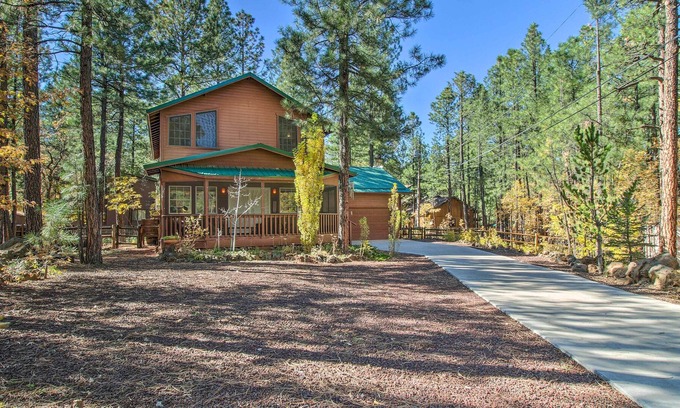 Pinetop Cottage | Bright Pinetop Cabin w/ Porch Near Show Low Lake!