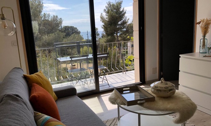 Boulouris-sur-Mer Apartment | Bright, renovated sea-view apartment, 3 minutes' walk from the beach