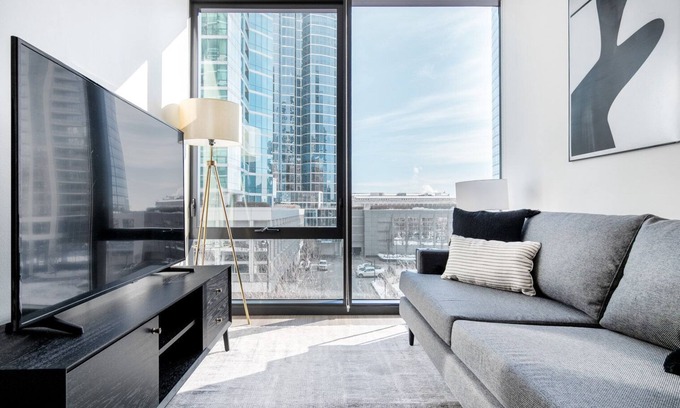 South Loop Apartment | Bright South Loop 1BR w/Pool, Gym, walk to Museum Campus, by Blueground