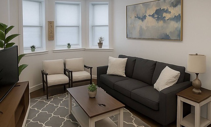 West Ridge Apartment | Bright & Spacious 2BR Apartment in Lively Chicago