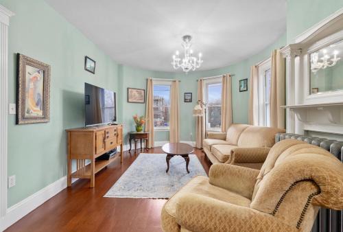 Dorchester Apartment | Bright & Spacious 2Br apartment, mins from Downtown Boston, parking
