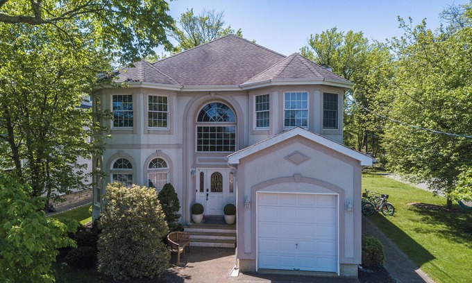Avon House | Bright, Spacious 5-bdrm Bay Head Shore Home - super close to beach, lake & town