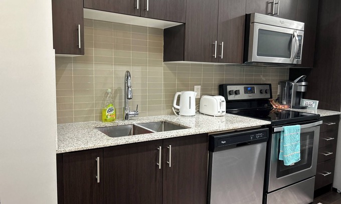 Markham Apartment | Bright Spacious Clean Condo Apartment in Markham- Walk to everything!