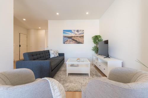 Cedofeita Apartment | Bright & Spacious Retreat with Balcony by HostWise