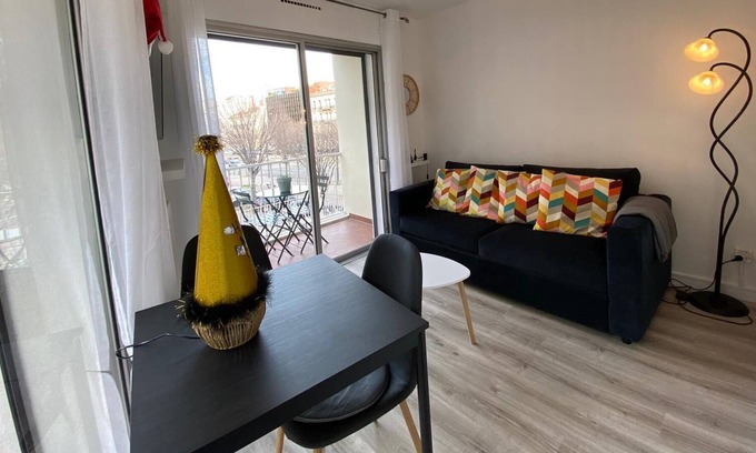 Le Rouet Apartment | Bright studio with double exposure on the Prado