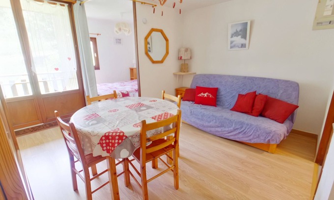 Les Rousses Apartment | Bright Studio with Loggia in Les Rousses