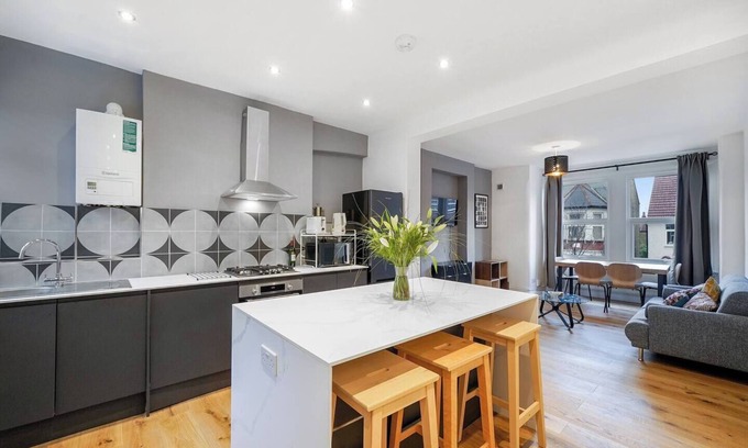 Harringay Ladder Apartment | Bright stylish N. London retreat