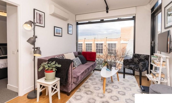 Abbotsford Apartment | Bright stylish inner-city apartment by the river