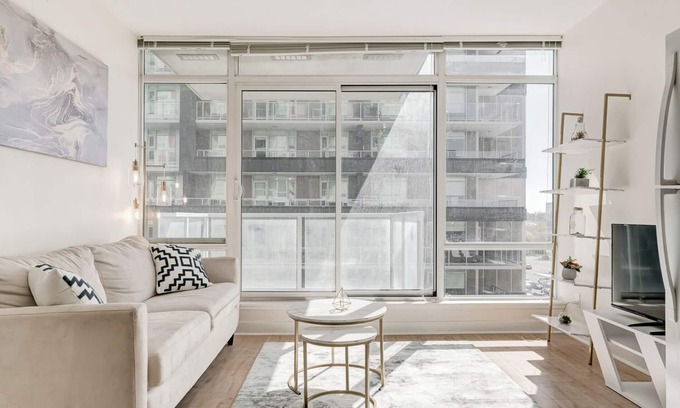 Brentwood Apartment | Bright & Stylish Unit | Gym+ Free UG Parking