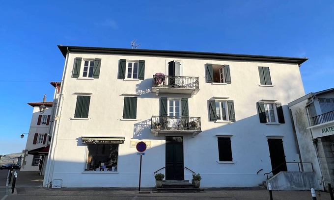 Cambo-les-Bains Apartment | Bright T2 in downtown Cambo-les-Bains, pets allowed