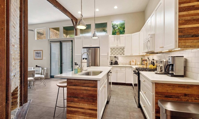 Faubourg Lafayette Villa | Bright Victorian House w Heated Pool 6br|4ba