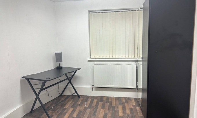 Manchester Apartment | Bright, Warm & Cozy house for 6