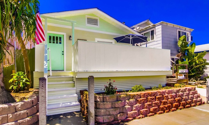 Ocean Beach Cottage | BRIGHTON BEACH COTTAGE - LITERALLY STEPS TO THE SAND