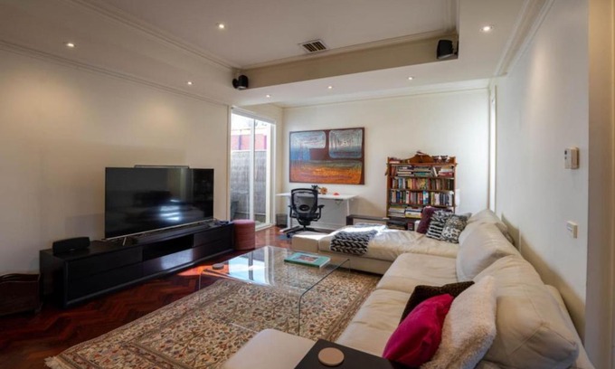 Brighton House | Brighton Chic Pet Friendly Near Beach & Train