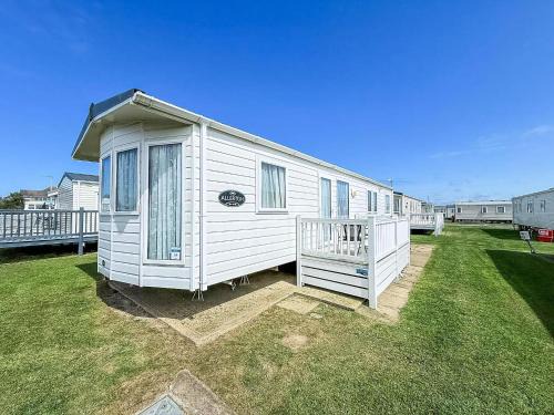 Great Yarmouth Other | Brilliant 6 Berth Caravan For Hire With Decking By The Norfolk Coast Ref 50064G
