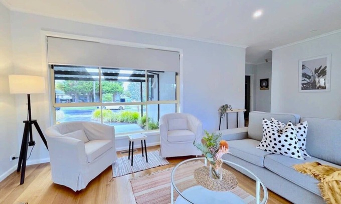 Forest Hill House | Brilliant Modern Villa 65' Samsung Smart TV