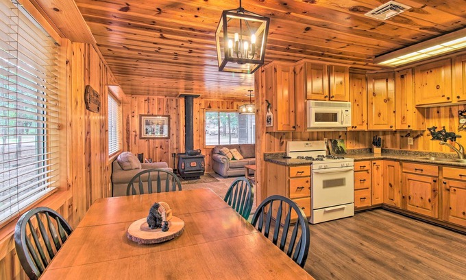 Pinetop Cottage | Bring a Pet: Pinetop Cabin w/Game Room!