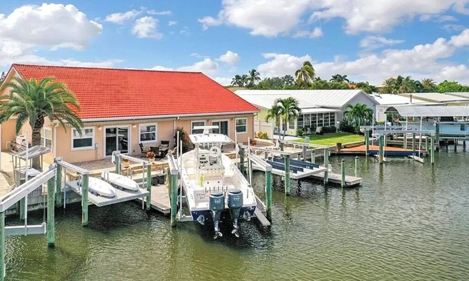 Hutchinson Island South House | Bring your boat and come enjoy island life in this canal front home!