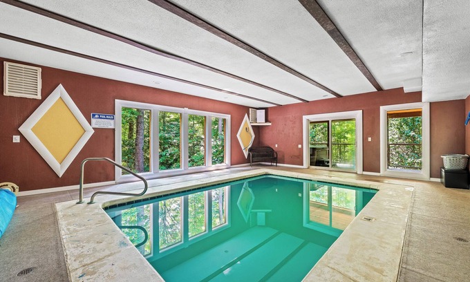 Cosby Cabin | Bring your dog and Family! Heated Indoor Pool
