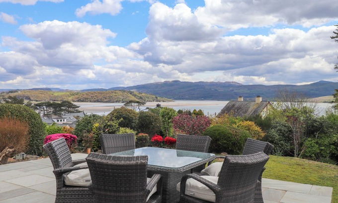 Borth-y-Gest Cottage | BRO GWYLAN, pet friendly, character holiday cottage in Porthmadog