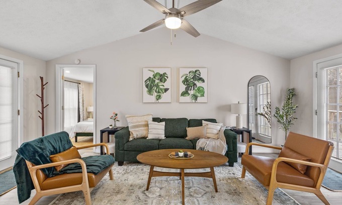 Indianapolis House | Broad Ripple Creekside Retreat - 4bd/2ba