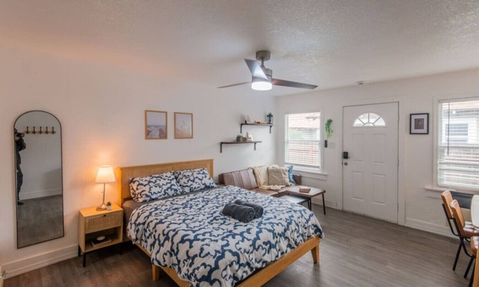 South Redondo Apartment | Broadway 18 - Spacious Private Studio